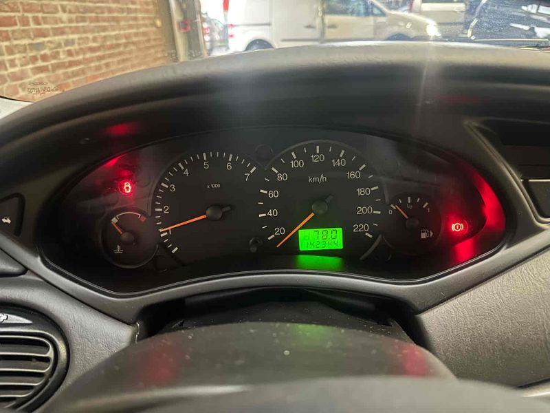 FORD FOCUS 1.6 ESSENCE 100CV