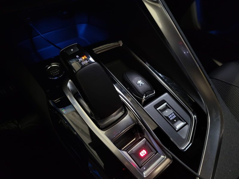 PEUGEOT 3008 Hybrid 224cv GT / TOIT OUVRANT+ATTELAGE+CARPLAY+PARK ASSIST/