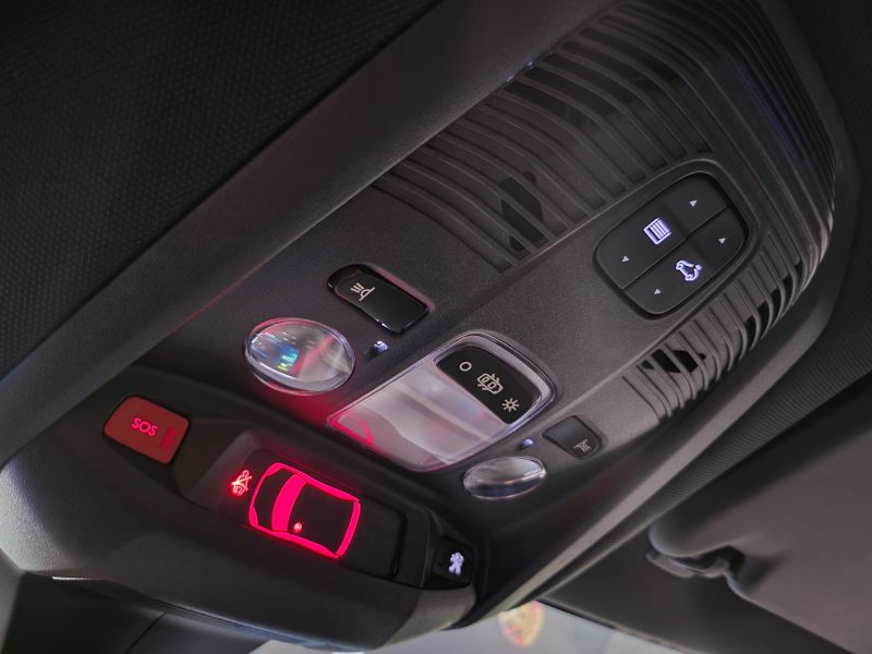 PEUGEOT 3008 Hybrid 224cv GT / TOIT OUVRANT+ATTELAGE+CARPLAY+PARK ASSIST/