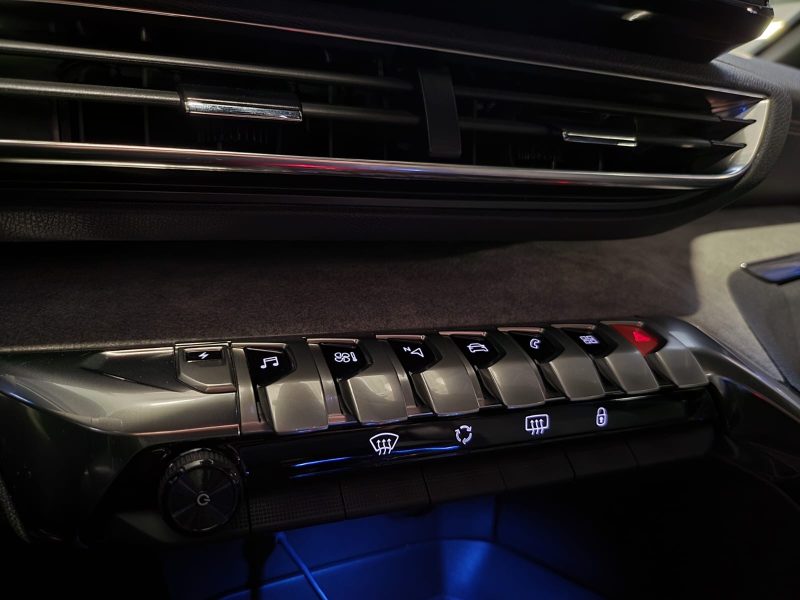 PEUGEOT 3008 Hybrid 224cv GT / TOIT OUVRANT+ATTELAGE+CARPLAY+PARK ASSIST/