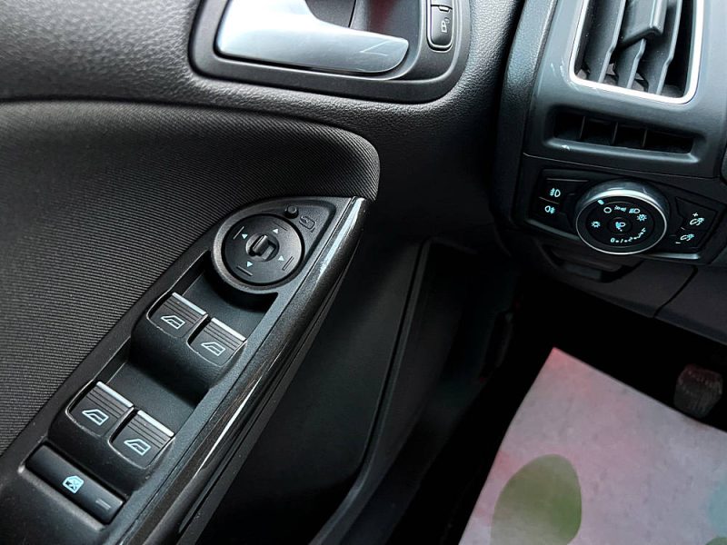 FORD FOCUS III PHASE 2 TITANIUM 1.0 ECOBOOST 125 S&S 1ERE MAIN / GPS KEYLESS PARK ASSIST Garantie1an