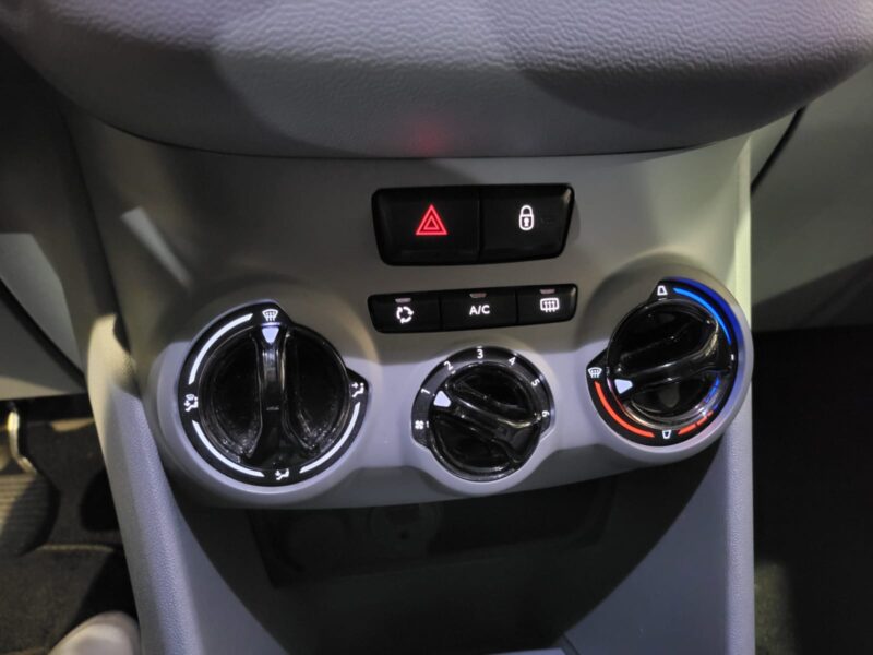 PEUGEOT 208 1.2 VTi 82cv Active Boite Auto // RADAR-AR/BLUETOOTH/TOIT PANORAMIQUE