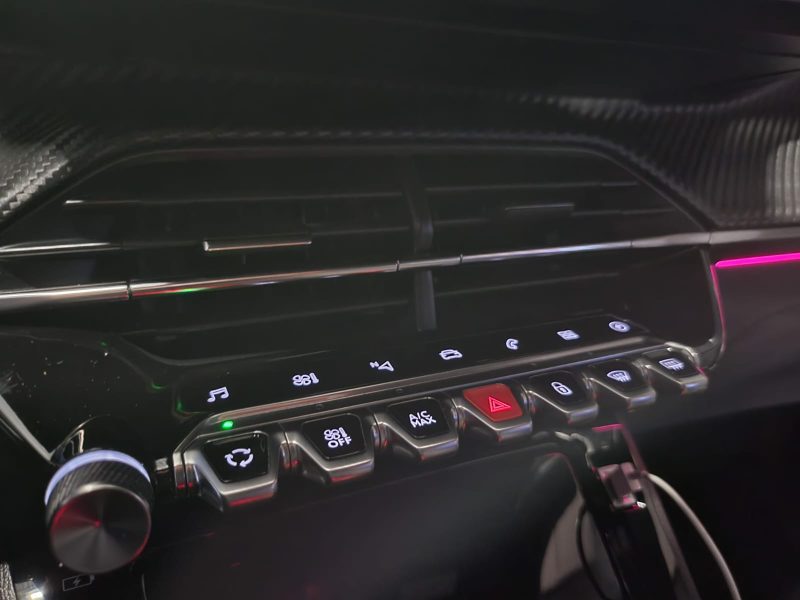 PEUGEOT 2008 E-2008 136cv GT / CARPLAY+CAMERA+LUMIERE D'AMBIANCE/