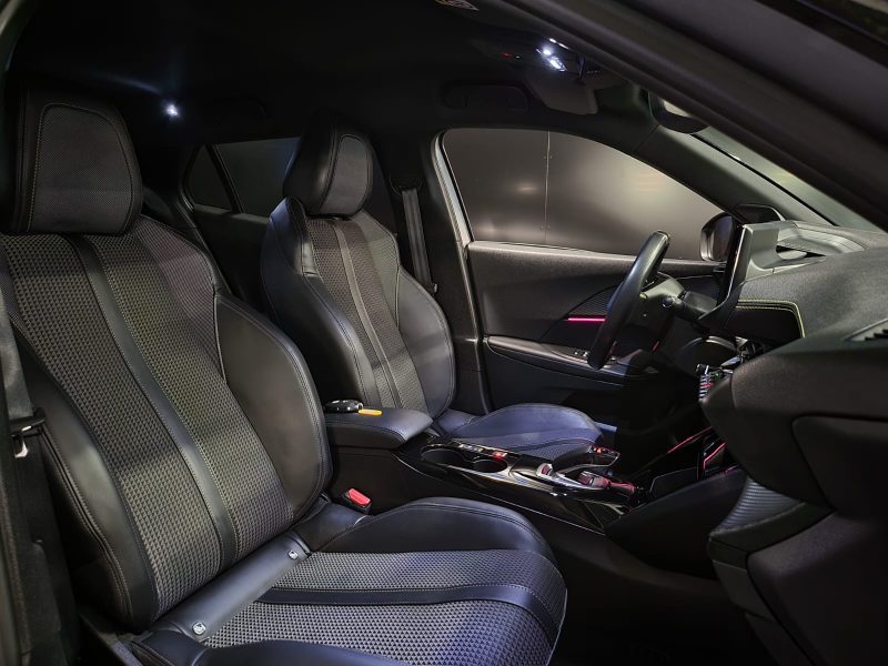 PEUGEOT 2008 E-2008 136cv GT / CARPLAY+CAMERA+LUMIERE D'AMBIANCE/