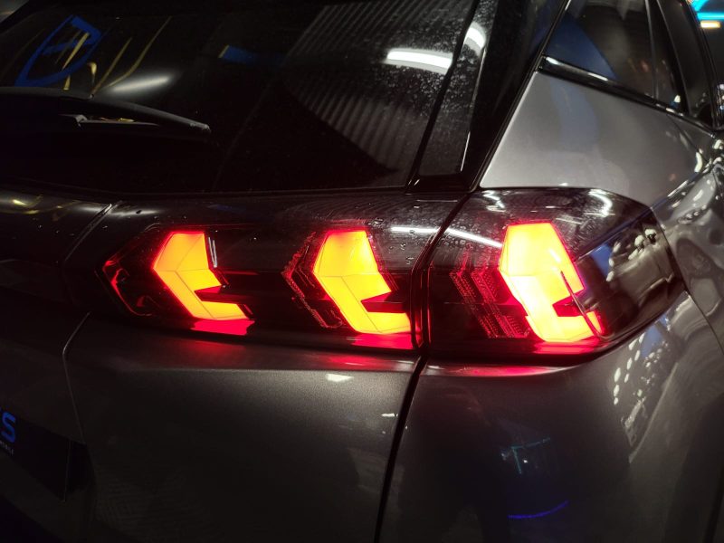 PEUGEOT 2008 E-2008 136cv GT / CARPLAY+CAMERA+LUMIERE D'AMBIANCE/