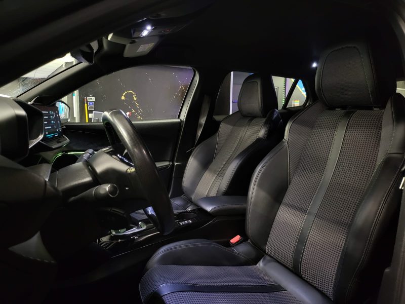 PEUGEOT 2008 E-2008 136cv GT / CARPLAY+CAMERA+LUMIERE D'AMBIANCE/