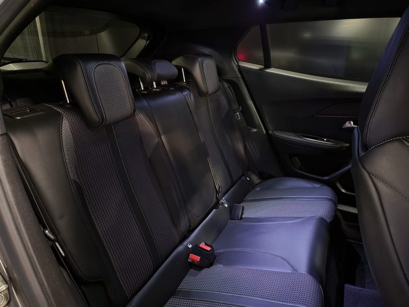 PEUGEOT 2008 E-2008 136cv GT / CARPLAY+CAMERA+LUMIERE D'AMBIANCE/