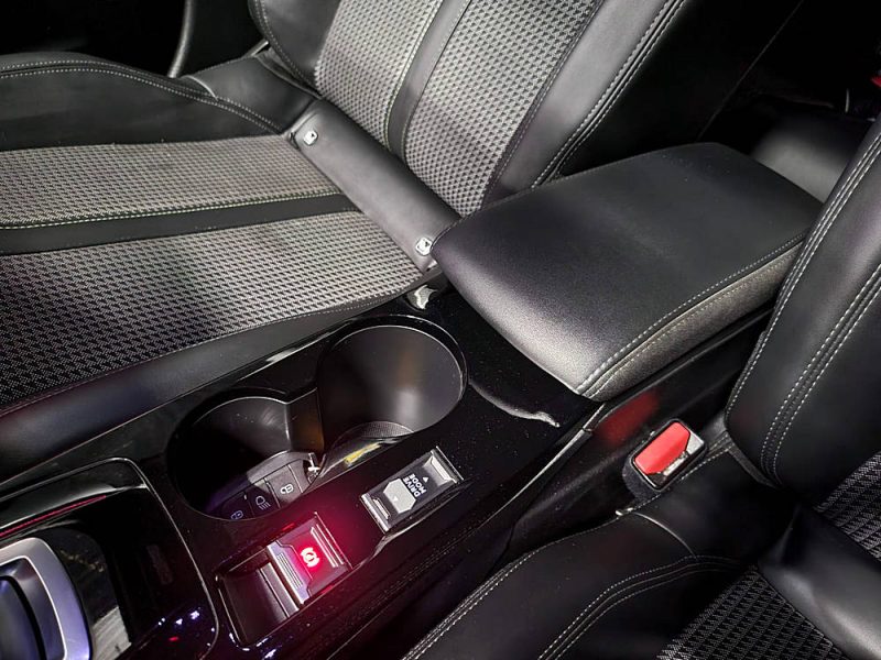 PEUGEOT 2008 E-2008 136cv GT / CARPLAY+CAMERA+LUMIERE D'AMBIANCE/