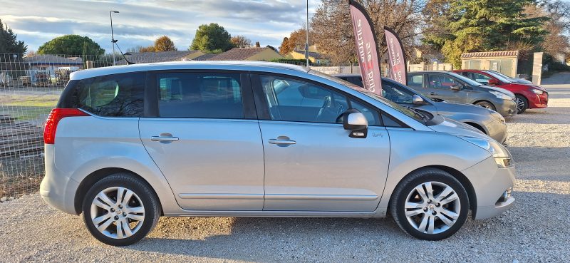 PEUGEOT 5008 2011