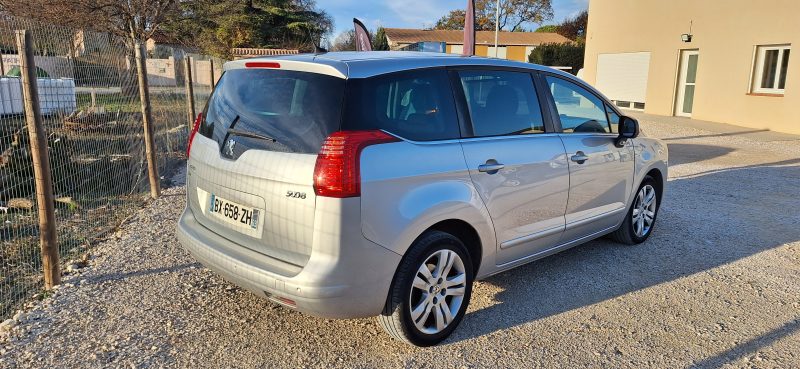 PEUGEOT 5008 2011
