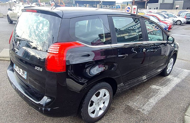 PEUGEOT 5008 2011