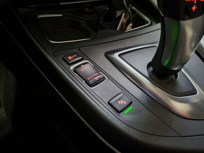 BMW SERIE 116 d 116cv URBAN BOITE AUTO TOIT OUVRANT / VOLANT M SPORT