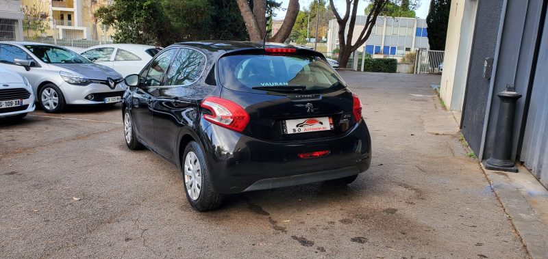 Peugeot 208 1.6 HDi 92 cv, Noir, *Idéale jeune conducteur*,