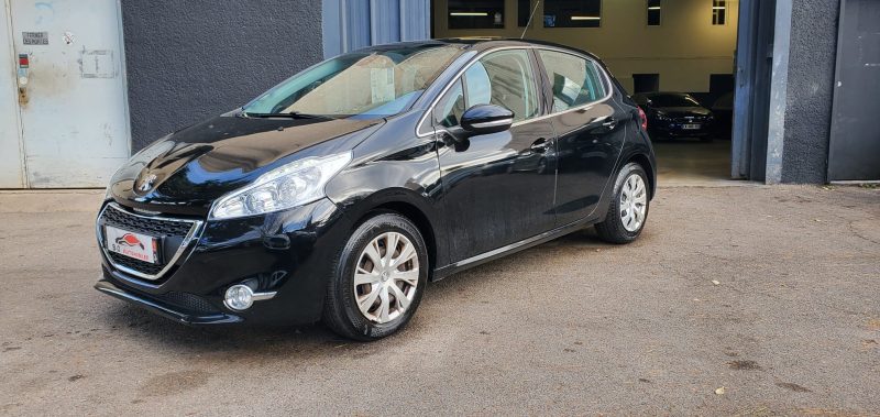 Peugeot 208 1.6 HDi 92 cv, Noir, *Idéale jeune conducteur*,