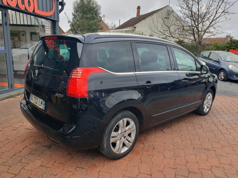 PEUGEOT 5008 2011