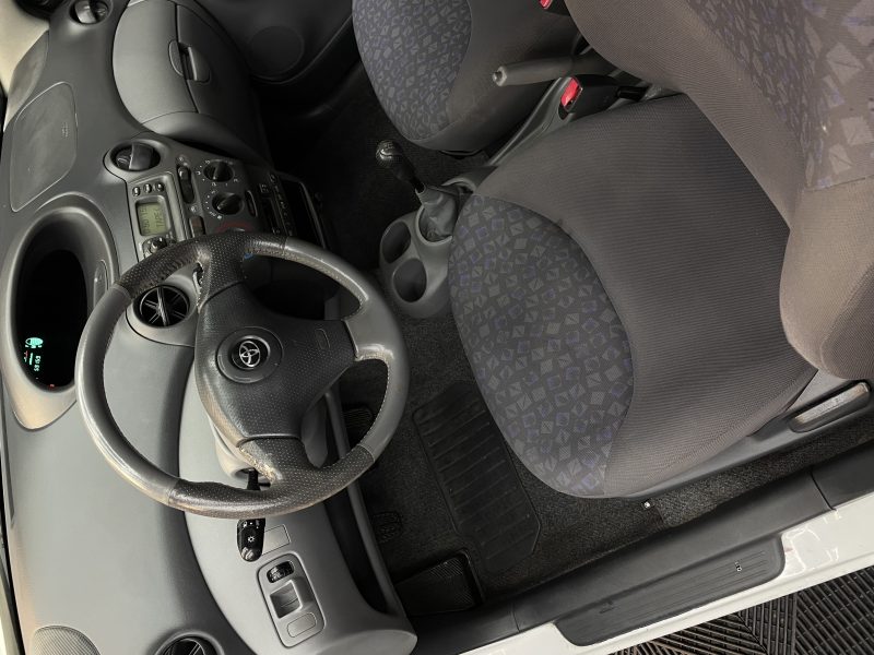 TOYOTA YARIS 2002