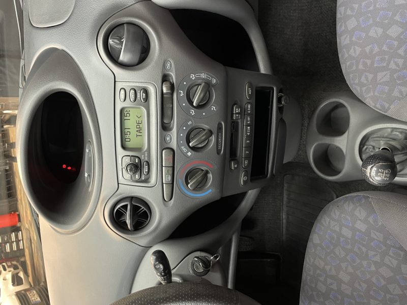 TOYOTA YARIS 2002