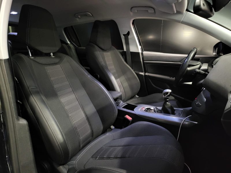 PEUGEOT 308 II 1.2 THP 130cv ALLURE / APPLE CARPLAY / ANGLES MORT / FULL ENTRETIEN PEUGEOT