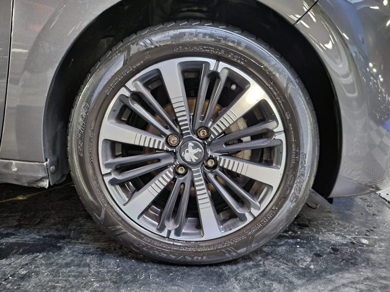 PEUGEOT 208 ALLURE 1.6 BlueHDi 100 cv RADAR DE RECULE / CLIM AUTO / CARPLAY