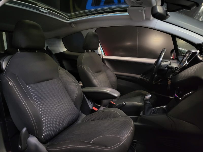 PEUGEOT 208 1.2 VTI 82cv ALLURE /TOIT PANO+CAR PLAY+CAMERA DE RECUL/