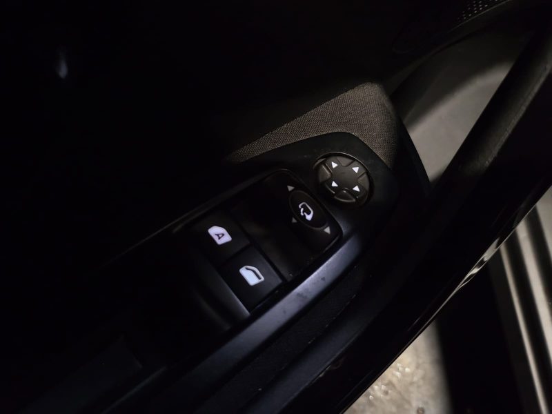 PEUGEOT 208 1.2 VTI 82cv ALLURE /TOIT PANO+CAR PLAY+CAMERA DE RECUL/