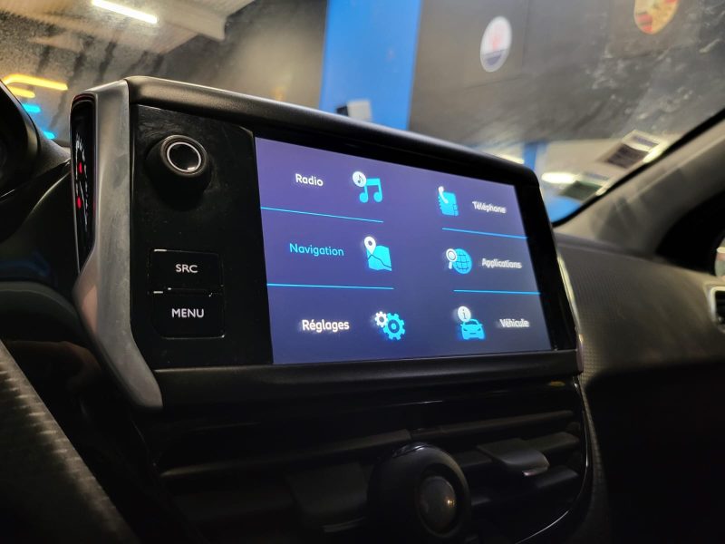 PEUGEOT 208 1.2 VTI 82cv ALLURE /TOIT PANO+CAR PLAY+CAMERA DE RECUL/