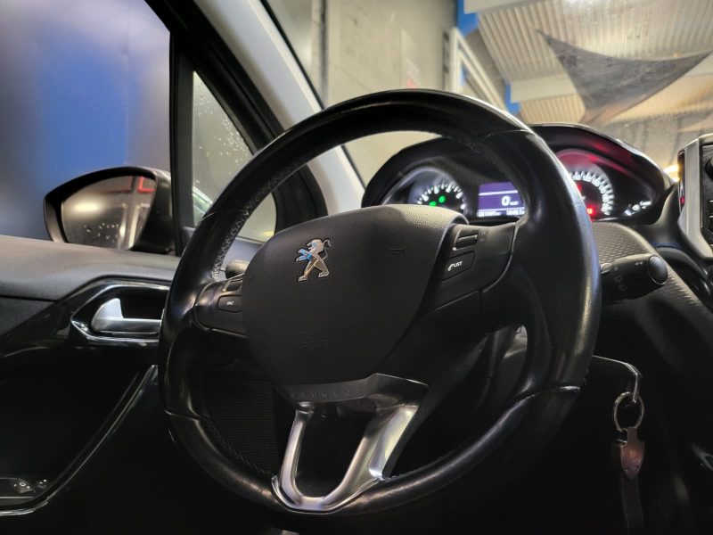 PEUGEOT 208 1.2 VTI 82cv ALLURE /TOIT PANO+CAR PLAY+CAMERA DE RECUL/