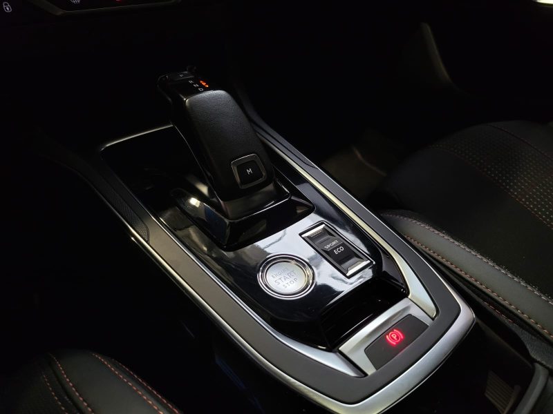 PEUGEOT 308 GT LINE 130cv S&S EAT8 / SUIVI PEUGEOT / TOIT PANORAMIQUE / CARPLAY / KEYLESS