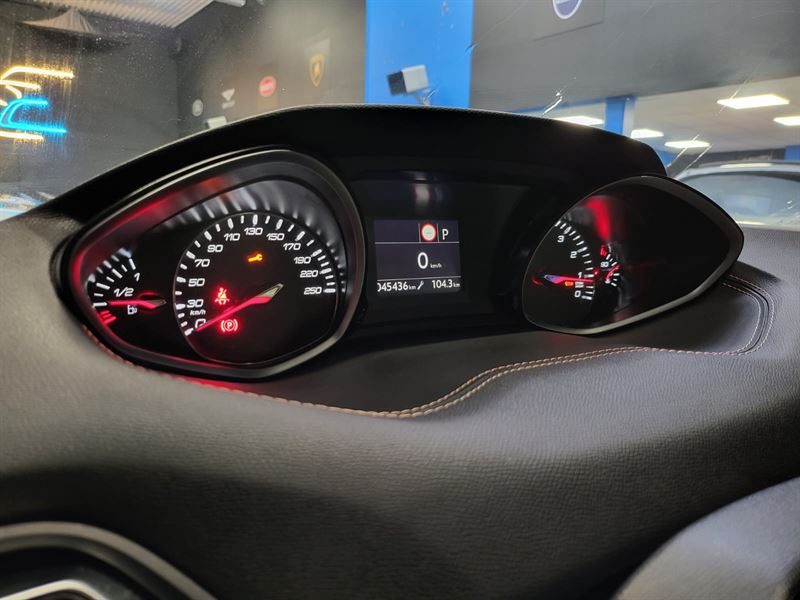 PEUGEOT 308 GT LINE 130cv S&S EAT8 / SUIVI PEUGEOT / TOIT PANORAMIQUE / CARPLAY / KEYLESS