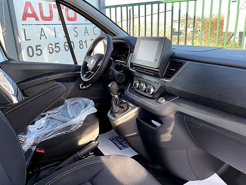 RENAULT TRAFIC 2024