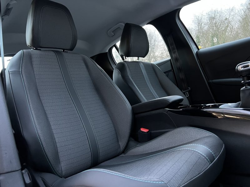 PEUGEOT 208 II ALLURE 1.2 100 Cv COMPTEUR 3D GPS APPLE & ANDROID CLE MAIN LIBRE BVM6 - GARANTIE 1 AN