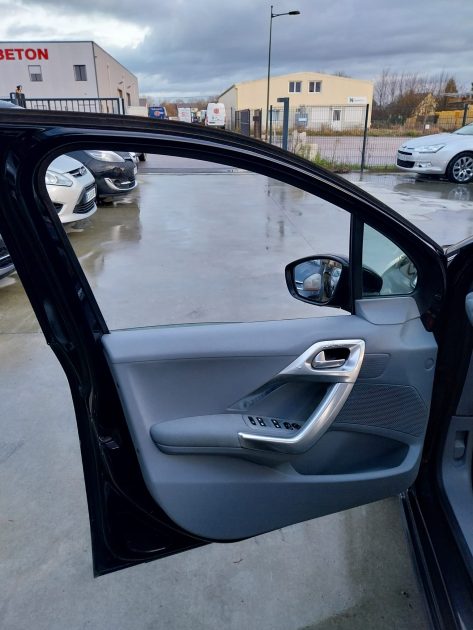 PEUGEOT 208 1.2 VTI 82 Allure