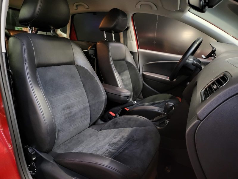 VOLKSWAGEN POLO V 1.2 TSi 90 CARAT 1ER MAIN SUIVI VW FEUX LED / CARPLAY / RADAR AV AR / SIEGES CUIR