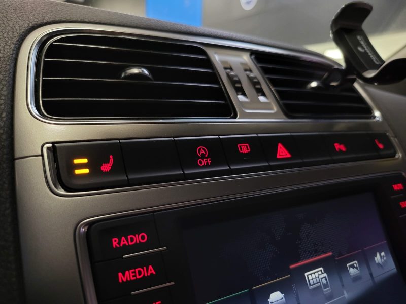 VOLKSWAGEN POLO V 1.2 TSi 90 CARAT 1ER MAIN SUIVI VW FEUX LED / CARPLAY / RADAR AV AR / SIEGES CUIR