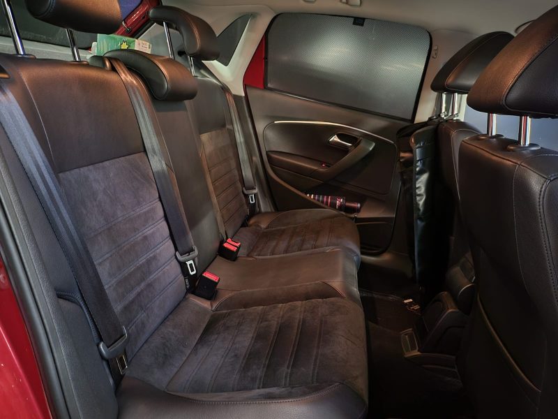 VOLKSWAGEN POLO V 1.2 TSi 90 CARAT 1ER MAIN SUIVI VW FEUX LED / CARPLAY / RADAR AV AR / SIEGES CUIR