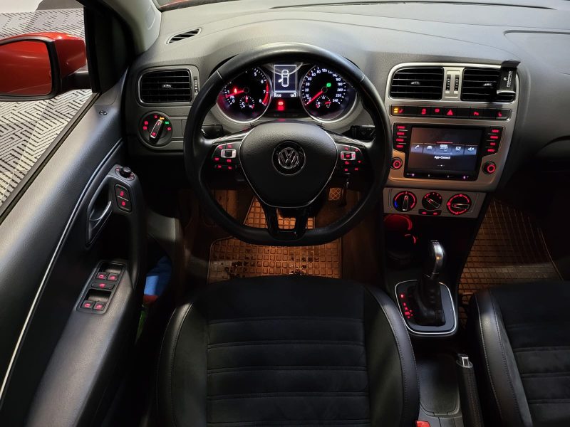 VOLKSWAGEN POLO V 1.2 TSi 90 CARAT 1ER MAIN SUIVI VW FEUX LED / CARPLAY / RADAR AV AR / SIEGES CUIR