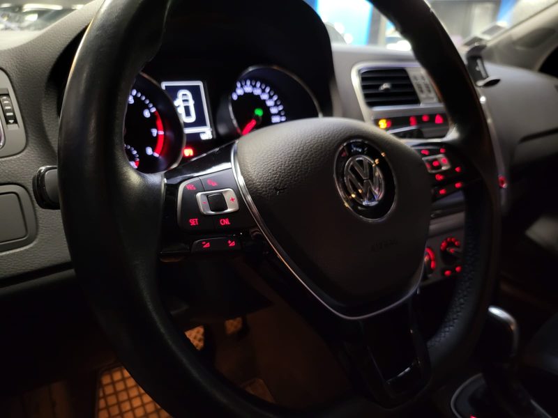 VOLKSWAGEN POLO V 1.2 TSi 90 CARAT 1ER MAIN SUIVI VW FEUX LED / CARPLAY / RADAR AV AR / SIEGES CUIR