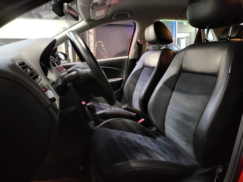 VOLKSWAGEN POLO V 1.2 TSi 90 CARAT 1ER MAIN SUIVI VW FEUX LED / CARPLAY / RADAR AV AR / SIEGES CUIR