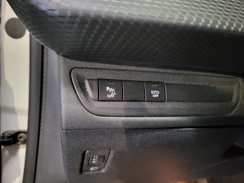 PEUGEOT 2008 Essence 110cv Féline Boite Auto 1ère Main / APPLE CARPLAY/ANDROID AUTO/TOIT PANORAMIQUE