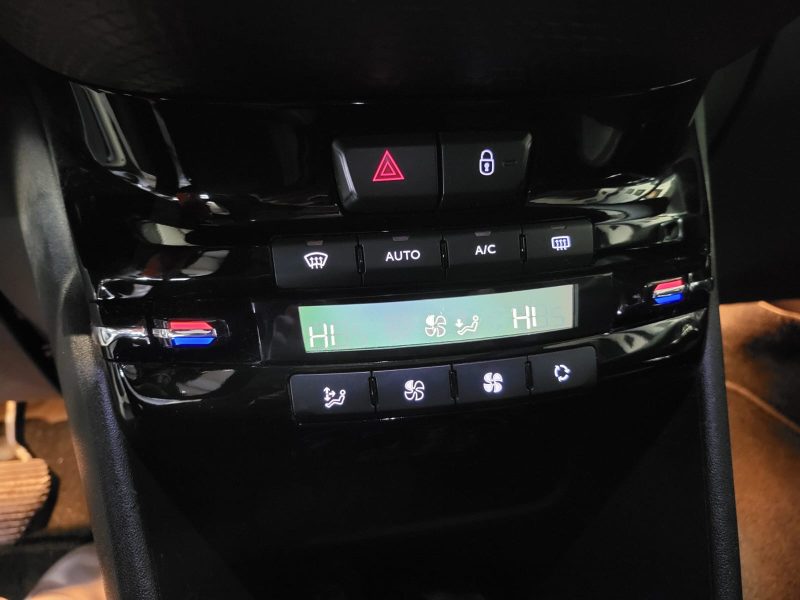 PEUGEOT 2008 Essence 110cv Féline Boite Auto 1ère Main / APPLE CARPLAY/ANDROID AUTO/TOIT PANORAMIQUE