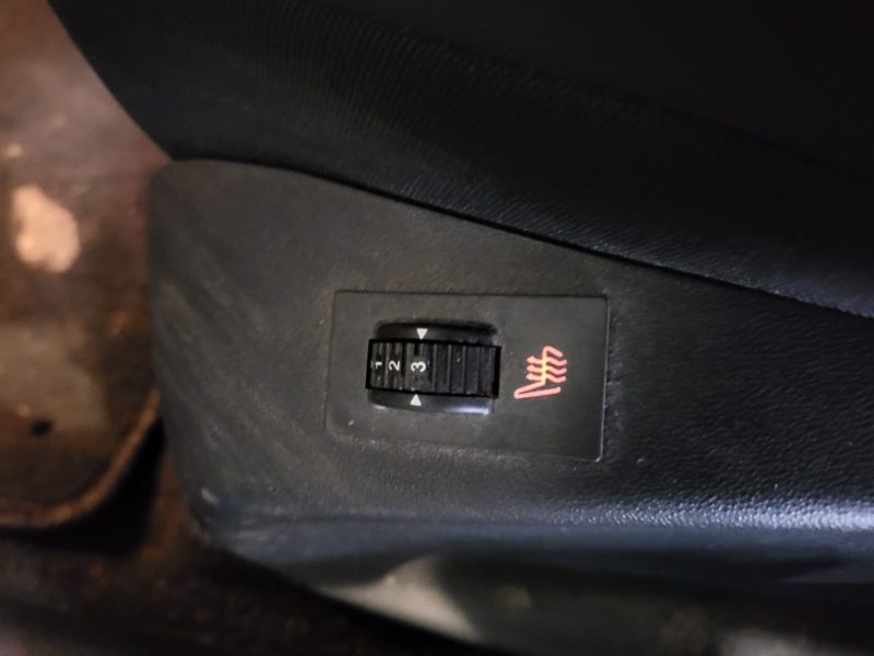 PEUGEOT 2008 Essence 110cv Féline Boite Auto 1ère Main / APPLE CARPLAY/ANDROID AUTO/TOIT PANORAMIQUE