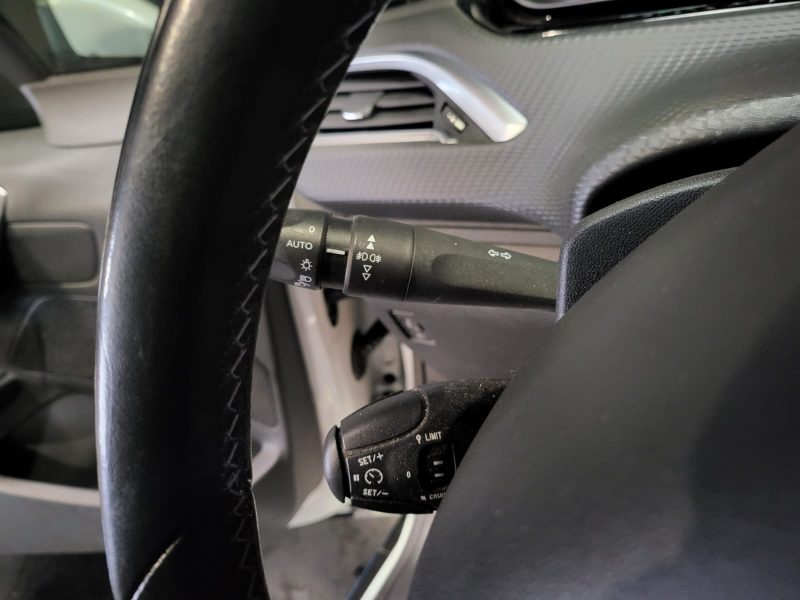 PEUGEOT 2008 Essence 110cv Féline Boite Auto 1ère Main / APPLE CARPLAY/ANDROID AUTO/TOIT PANORAMIQUE