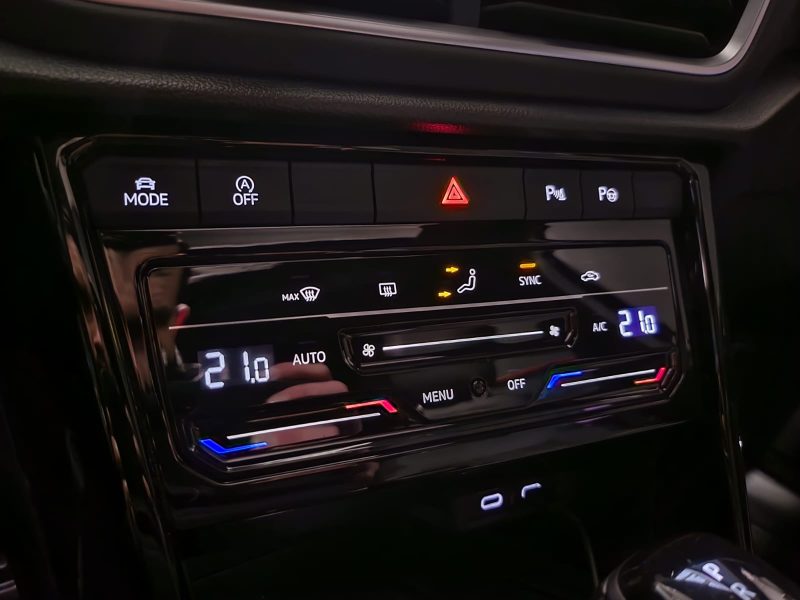 VOLKSWAGEN T-ROC 1.5 TSI 150cv R-LINE / TOIT OUVRANT+PARK ASSIST+LUMIERE D\'AMBIANCE/