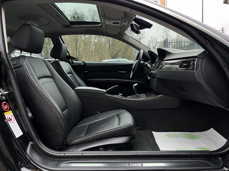 BMW SERIE 3 E92 COUPE 325i LUXE 2.5 6 CYLINDRES 218 Cv TOIT OUVRANT CUIR GPS - GARANTIE 1 AN