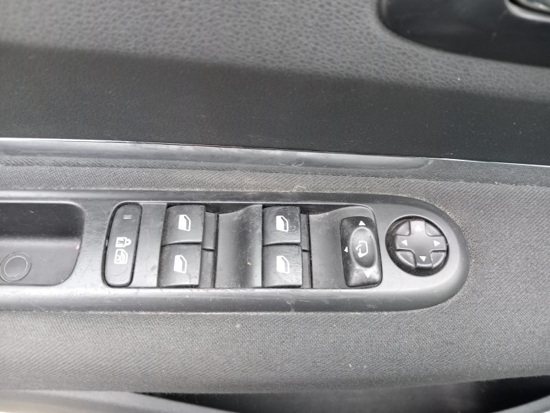 PEUGEOT 3008 Monospace 2012