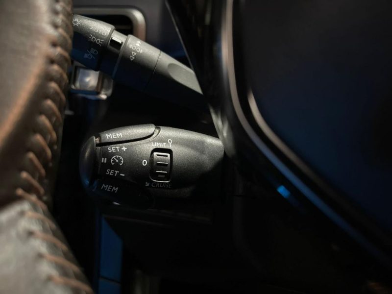 1.5 BlueHDi 102 cv ALLURE / CARPLAY / CAMERA / REGULATEUR