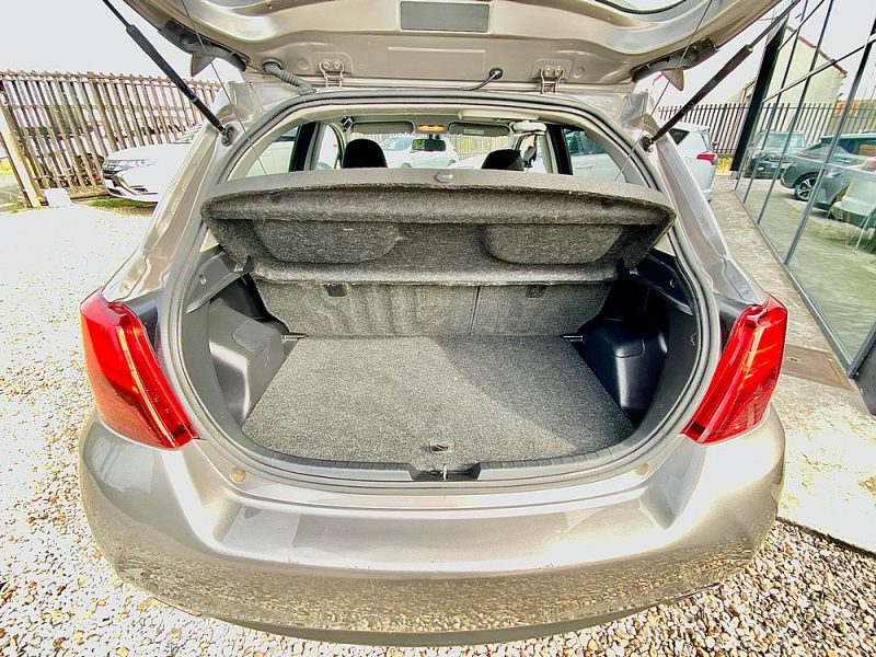 TOYOTA YARIS HYBRID ATTITUDE 2015