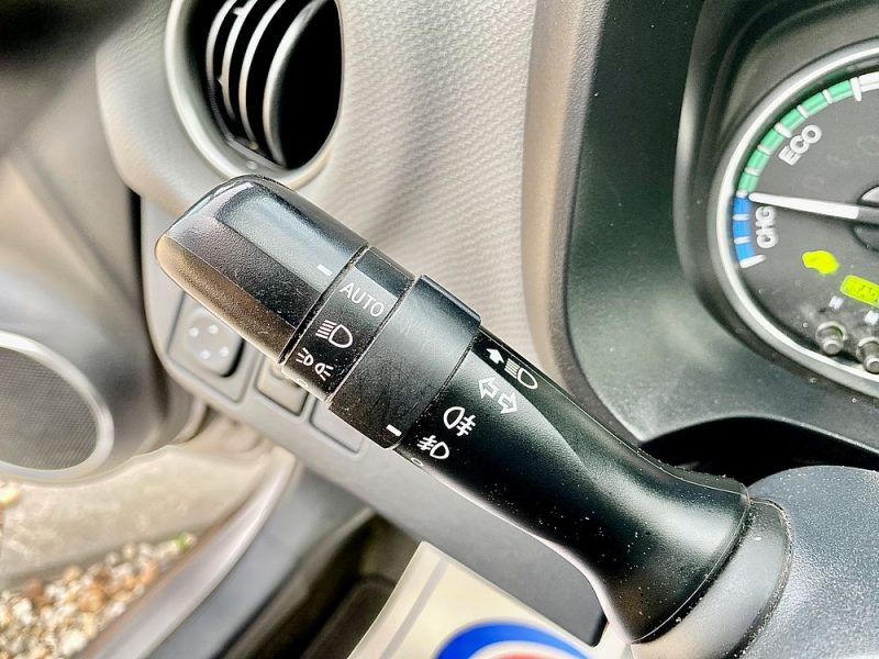 TOYOTA YARIS HYBRID ATTITUDE 2015