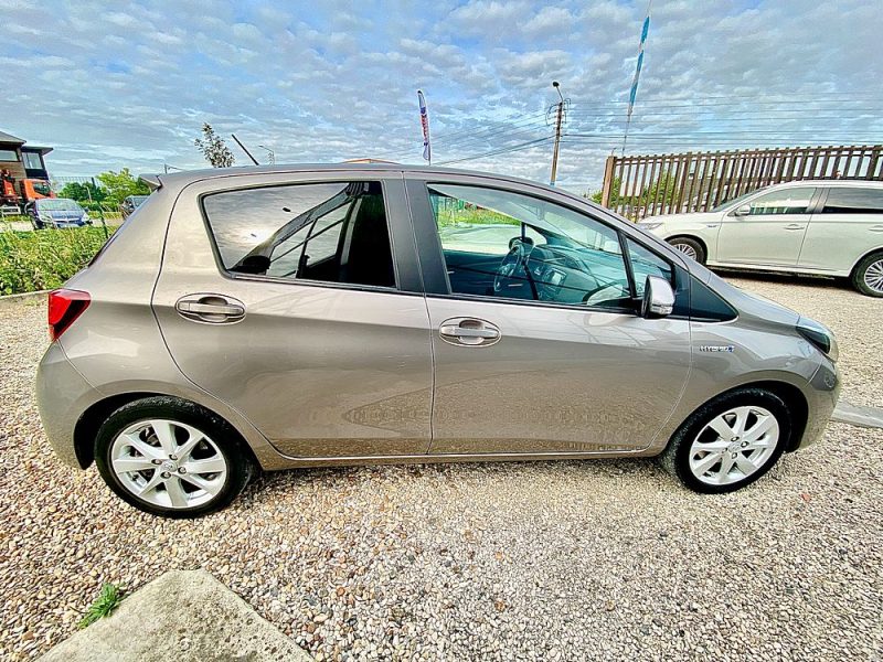TOYOTA YARIS HYBRID ATTITUDE 2015