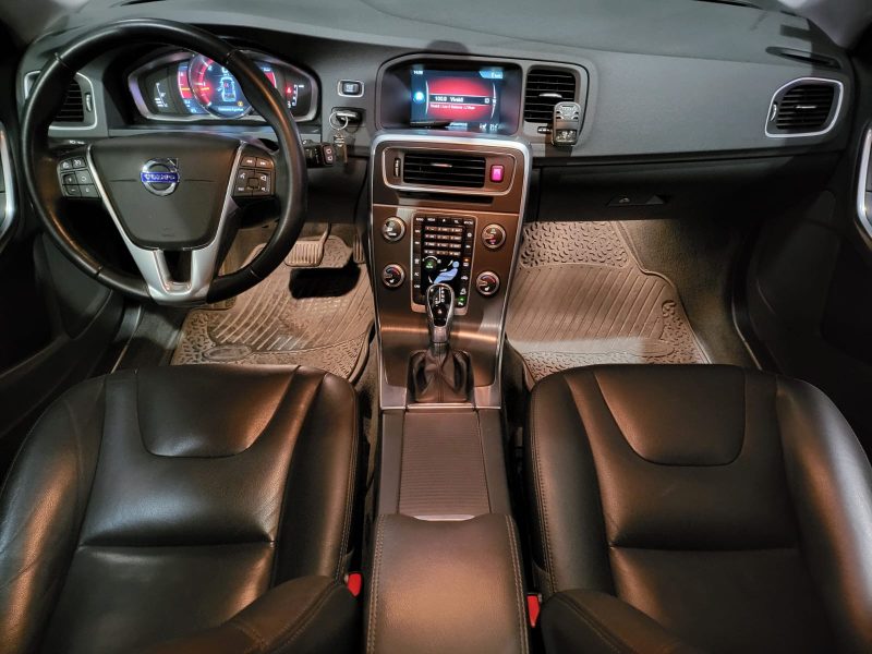 VOLVO V60 Cross Country D4 190cv Summum BVA / TOIT OUVRANT/SIEGES CHAUFFANT/CAMERA DE RECUL